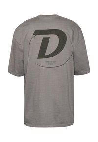 Grå bomulds t-shirt med et stort sort "D" logo på ryggen, med teksten "WORKATION MODE" og "F/W23" i mindre skrifttype nedenunder.