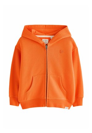 Lyseorange hættejakke med lynlås, hætte, forlommer og broderet logo på venstre bryst.