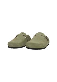 Grüne Wildlederclogs mit runder Zehenpartie, verstellbarem Riemen und strukturierter Oberfläche; Gummisohle für Grip und Stabilität.