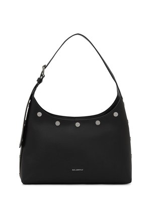 Černá kožená kabelka přes rameno se stříbrnými cvočky podél horního okraje a jedním uchem, s malým bílým logem ve spodní střední části.