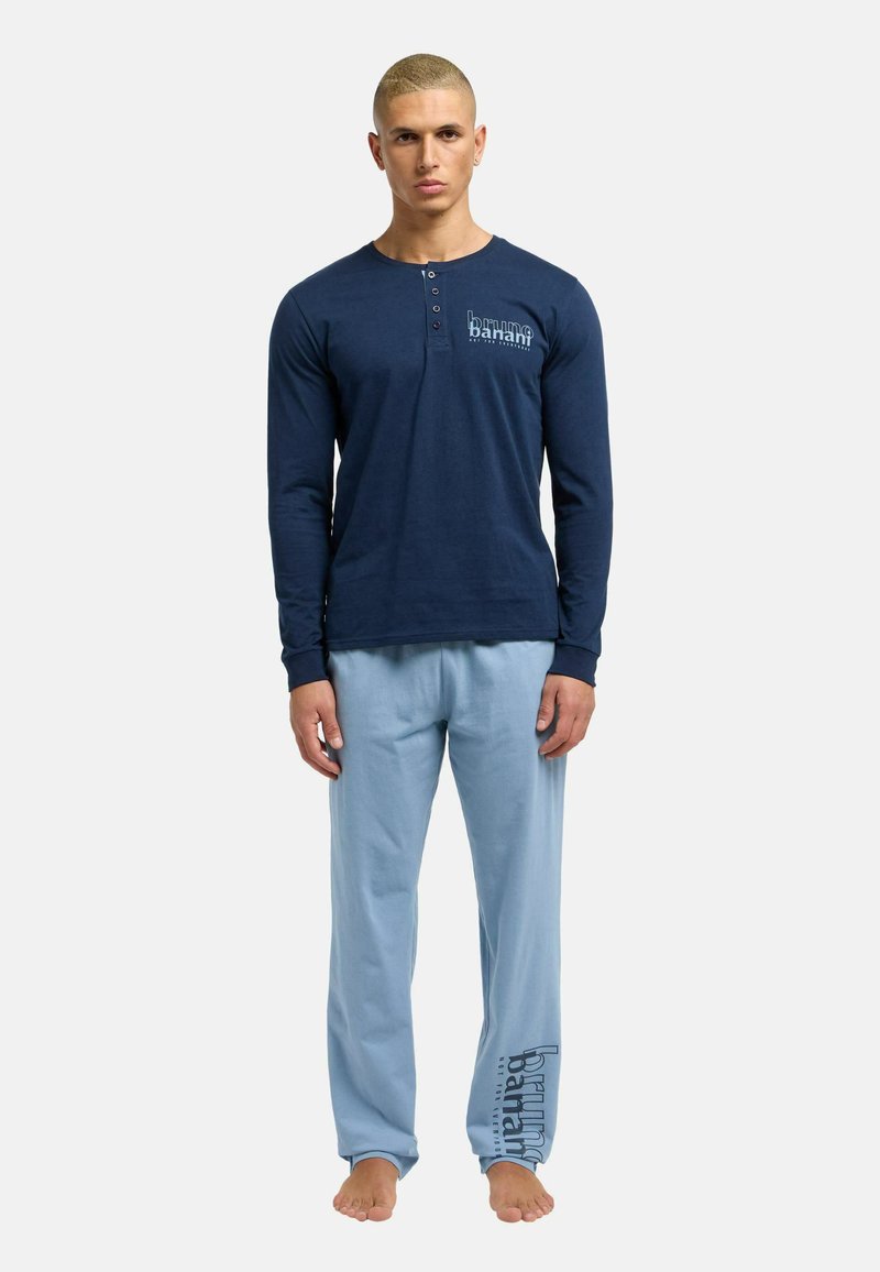 Marineblå langærmet skjorte med knaplukning og logo. Lyseblå pyjamasbukser med sideskilt. Blød, letvægts bomuldsstof.