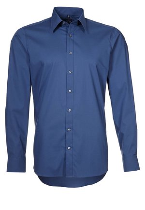 Chemise habillée bleue pour homme à manches longues avec boutons sur le devant et col pointu sur fond blanc.