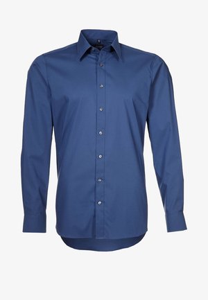 Chemise habillée bleue pour homme à manches longues avec boutons sur le devant et col pointu sur fond blanc.