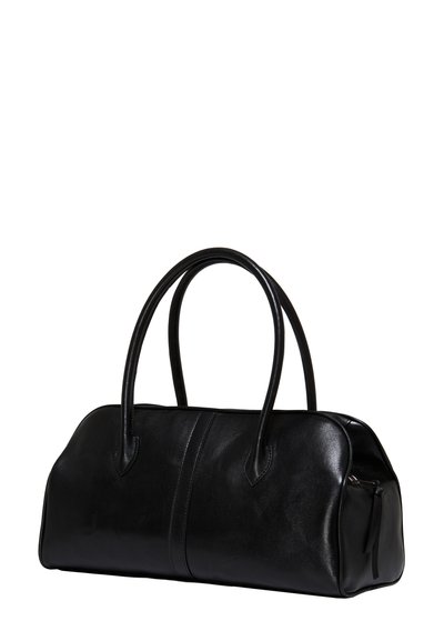 Borsa a mano in pelle nera con doppio manico arrotondato e cerniera, mostrata su uno sfondo bianco.