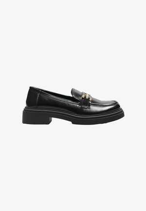 Schwarzer Leder-Slipper mit niedrigem Blockabsatz und goldfarbenem Metalldetail vorne, glatter Oberfläche und genähter Naht entlang der Spitze.
