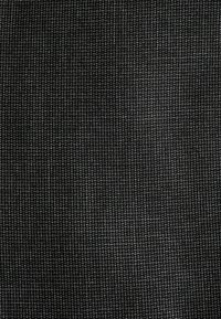 Tela negra texturizada con un sutil patrón de cuadrícula, que presenta hilos gris claro entrelazados, creando una apariencia uniforme.