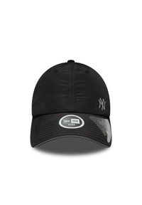 Fekete baseball sapka anyagból, ívelt karimával. Elülső részén ezüst logóval rendelkezik, és hat szellőzőlyuk található rajta.