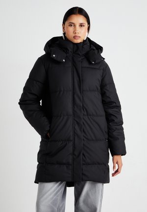 Doudoune noire avec capuche, comportant des panneaux matelassés horizontaux, des poches zippées et des boutons-pression au col pour une fermeture sécurisée.