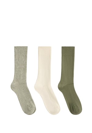 Trois chaussettes simples mi-mollet alignées, de gauche à droite : gris clair texturé, uni écru côtelé et tissu côtelé vert olive.