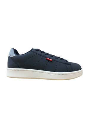 Zapatilla oscura azul con un upper texturizado, suela de goma blanca, detalles perforados y un pequeño logo rojo en el lateral.