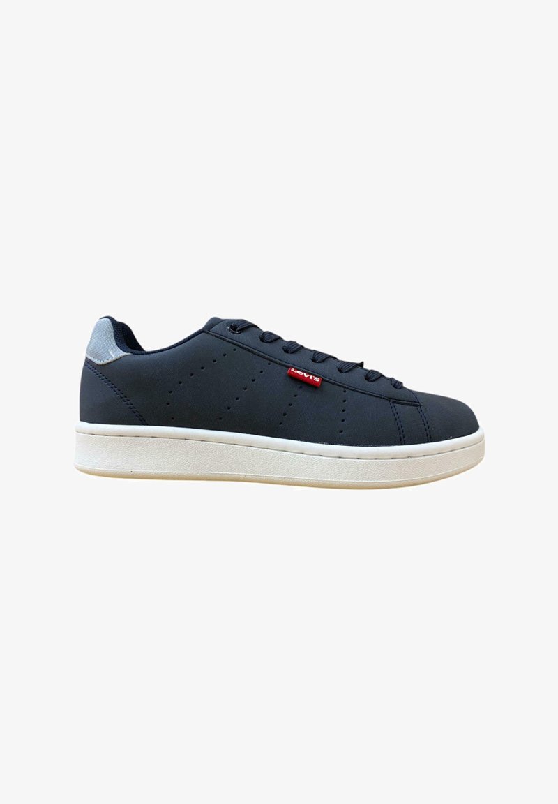 Zapatilla oscura azul con un upper texturizado, suela de goma blanca, detalles perforados y un pequeño logo rojo en el lateral.