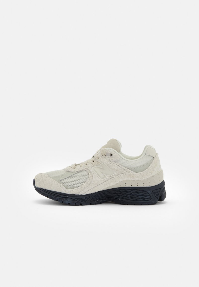 New Balance M2002 UNISEX - Sneaker low - taupe/black/beige 