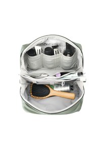 Grüne Kulturtasche mit grauem Innenfutter, ausgestattet mit elastischen Taschen für Flaschen, einer Holzbürste und verschiedenen ordentlich organisierten Toilettenartikeln.