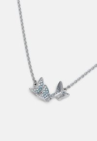 Srebrny naszyjnik w kształcie motyla z niebieskimi kryształowymi akcentami, z delikatnym łańcuchem i wypolerowanym wykończeniem, podkreślający szczegółowe kształty skrzydeł.