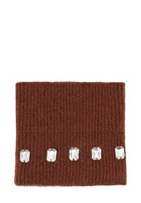 Accesorio de punto acanalado marrón con cinco gemas decorativas de acrílico transparente en la parte frontal. Textura suave y forma rectangular.