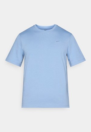Svijetloplava majica kratkih rukava od mekanog materijala. Ima okrugli izrez i mali crni Nike logotip na prsima.