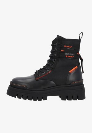 Bottines noires en cuir et tissu, surface texturée, coutures et accents orange, semelle robuste et design à lacets.