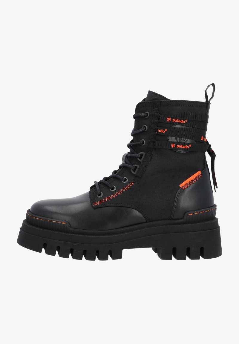 Bottines noires en cuir et tissu, surface texturée, coutures et accents orange, semelle robuste et design à lacets.