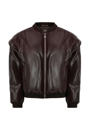 Braune Bomberjacke aus Kunstleder mit geripptem Kragen, Reißverschluss und geschwungenen Paneeldesigns. Verfügt über elastische Bündchen und Saum.