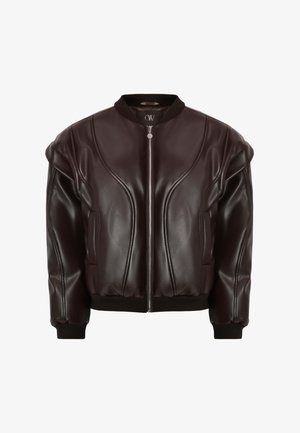 Chaqueta bomber marrón de cuero sintético con cuello acanalado, cierre de cremallera y diseños de paneles curvos. Cuenta con puños y dobladillo elásticos.