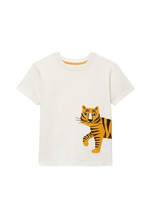 T-shirt blanc à manches courtes avec un motif stylisé de tigre orange et noir sur le côté inférieur droit, marchant vers l'avant.