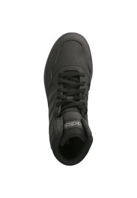 Sneaker nera alta con tomaia in sintetico liscio, perforazioni per la traspirabilità e lacci neri. Presenta un logo sulla linguetta.