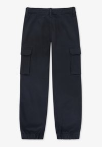 Jūras spēku cargo bikses, izgatavotas no izturīga auduma, ar divām sānu kabatām, elastīgām piedurknēm un standarta jostasvietu. Gluda tekstūra, funkcionāls dizains.