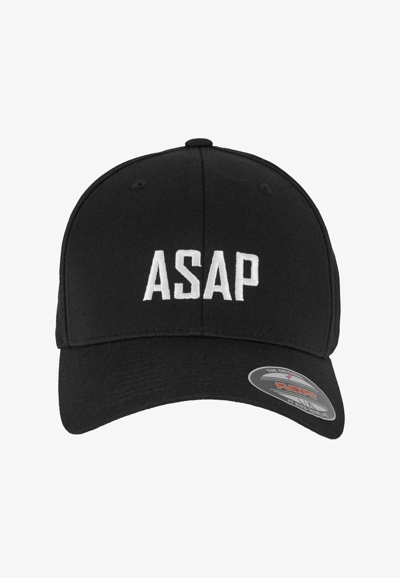 Căciulă neagră cu broderie albă pe față, scriind "ASAP". Design structurat cu un bor la curbat și o textură de țesătură netedă.