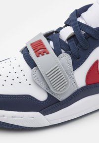 Jordan LEGACY - Matalavartiset tennarit - white/varsity red/midnight navy/wolf grey