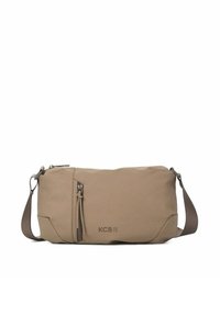 Beige crossbodytas van zachte stof met een voorvak met rits, verstelbare riem en een merklogo aan de zijkant.