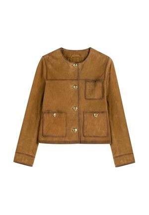 Brązowa zamszowa kurtka z okrągłym dekoltem, czterema złotymi guzikami i trzema przednimi kieszeniami, prezentowana na białym tle.