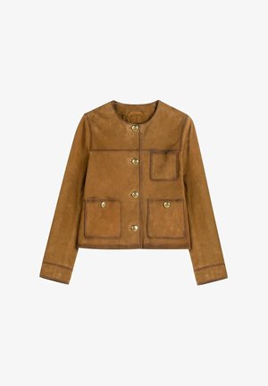 Brązowa zamszowa kurtka z okrągłym dekoltem, czterema złotymi guzikami i trzema przednimi kieszeniami, prezentowana na białym tle.