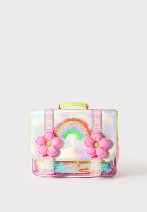 Petit sac à dos irisé avec un arc-en-ciel, deux décorations florales roses et une poignée jaune fluo sur un fond uni.