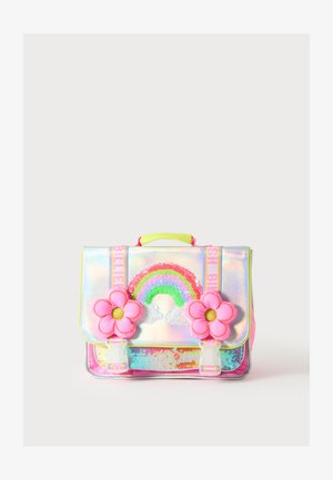 Petit sac à dos irisé avec un arc-en-ciel, deux décorations florales roses et une poignée jaune fluo sur un fond uni.