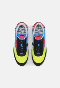 Puma FUTURE RIDER PLAY ON UNISEX - Sapatilhas - black/yellow glow/bluemazing