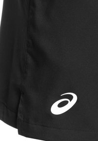 Schwarze Sportshorts mit glatter Textur, normaler Passform und einem weißen Logoakzent auf der linken unteren Seite.