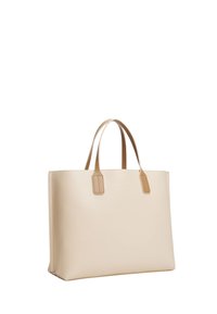 Beżowa torebka typu tote o teksturowanej powierzchni, z dwiema płaskimi rączkami w odcieniu brązowym, w kształcie kwadratu, o minimalistycznym designie i bez widocznych elementów metalowych. Idealna do codziennego użytku.