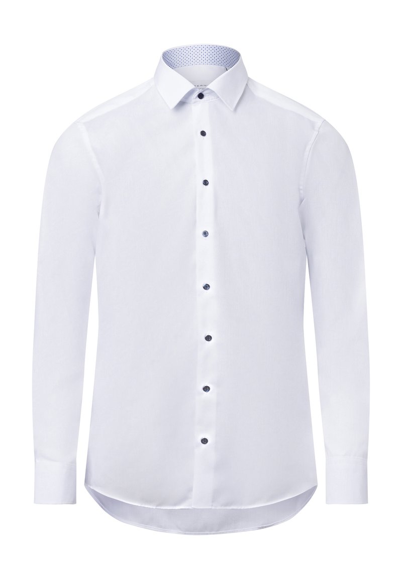 Langärmliges weißes Hemd mit kontrastierendem blau gepunktetem Innenkragen, sieben schwarzen Knöpfen auf der Vorderseite und einem abgerundeten Saum.