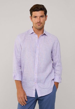 Camicia leggera con bottoni di colore lavanda, caratterizzata da motivi a righe verticali in blu e bianco. Presenta maniche ripiegabili e una vestibilità su misura.