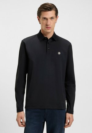 Schwarzes Langarm-Polo-Shirt mit Knopfleiste und einem runden Logo auf der Brust. Der Stoff wirkt glatt und hat einen subtilen Glanz.