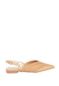 Scarpa slingback piatta e con punta appuntita in materiale intrecciato di un light tan, con linee curve e dettagli testurizzati, caratterizzata da un tacco basso e una cinghia regolabile.