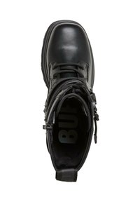 Czarne skórzane botki za kostkę z okrągłym noskiem, teksturowaną powierzchnią, sznurowaniem oraz logo na wkładce, duży obcas zapewniający stabilność.