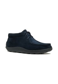 Zapatos de ante azul marino con un corte bajo, punta redonda, diseño de cordones y una suela de goma texturizada para agarre y comodidad.