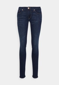 Pantalones vaqueros ajustados de color azul oscuro, hechos de denim, que cuentan con cinco bolsillos, un cierre de botón y un leve desgaste a lo largo de los muslos.