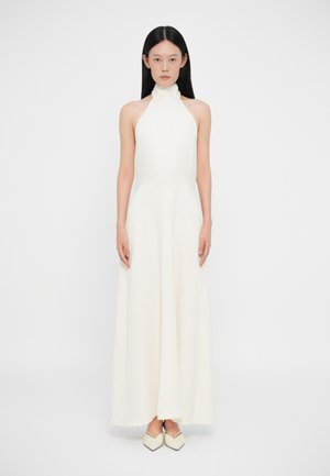 Halterneck witte jurk met een fitted lijfje en een vloeiende rok. Soepele stoftextuur met een minimalistisch ontwerp en een subtiele glans.