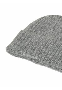 Szara dzianinowa czapka beanie z miękkiej wełny, o prążkowanej teksturze, z zagiętym rondem i lekko luźnym kształtem.