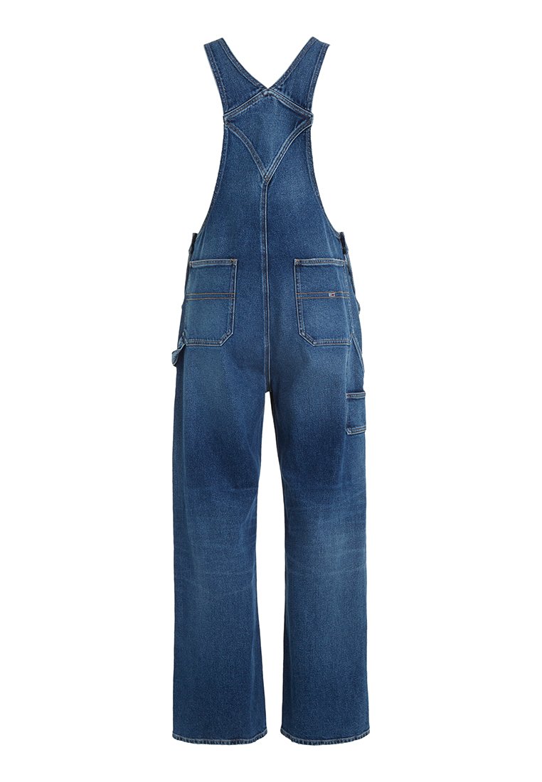 Salopette en denim avec un lavage bleu foncé, présentant une coupe ample, des bretelles croisées dans le dos et plusieurs poches à l'avant et sur les côtés.