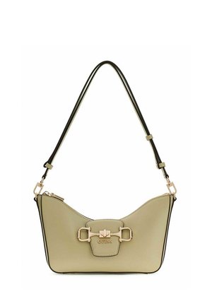 Petit sac à main beige avec boucle dorée et logo GUESS, bandoulière noire réglable, et fermeture éclair sur le dessus.