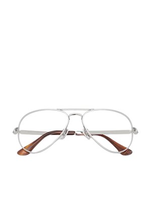 Monturas de gafas aviador de metal plateado con lentes transparentes y terminales de patilla marrón carey sobre un fondo blanco.
