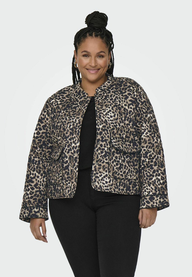 Leopardmönstrad jacka i beige och svart, med rund halsringning, två framfickor och en avslappnad passform med vida ärmar.